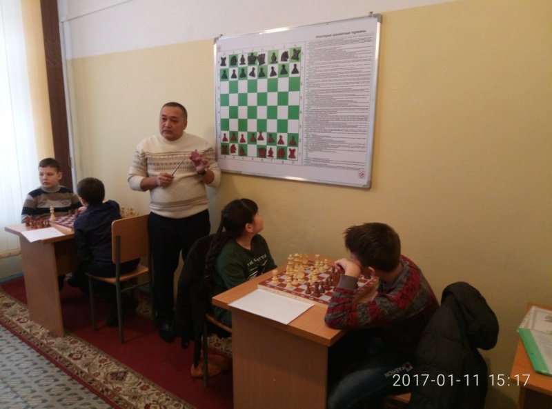 Первые дни занятий шахматного кружка