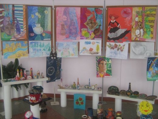 В рамках проведения недели искусств в фойе школы была открыта выставка рисунков и декоративно-прикладного искусства учащихся 