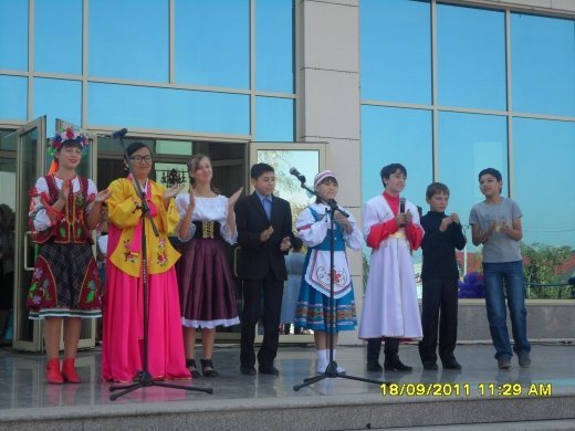 Учащиеся национальных отделений  приняли  активное   участие в первомайской праздничной программе.