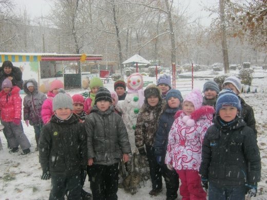 Первый снег на радость детям.