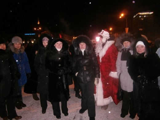 1  декабря наша школа отпраздновала с размахом.  Дружная компания учителей  вышла на площадь, чтобы весело отметить праздник. Несмотря на столь морозный день, мы замечательно провели вечер.