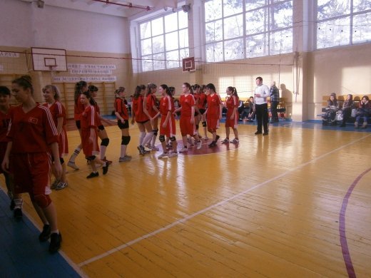 Сегодня на базе нашей школы начался первый день городских соревнований по волейболу среди девушек.