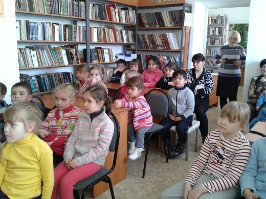 В читальном зале Детской  библиотеки №2