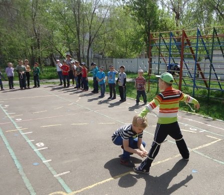 В детском саду для детей старших и подготовительных групп прошло музыкально – спортивное развлечение «Мы шагаем ка солдаты»