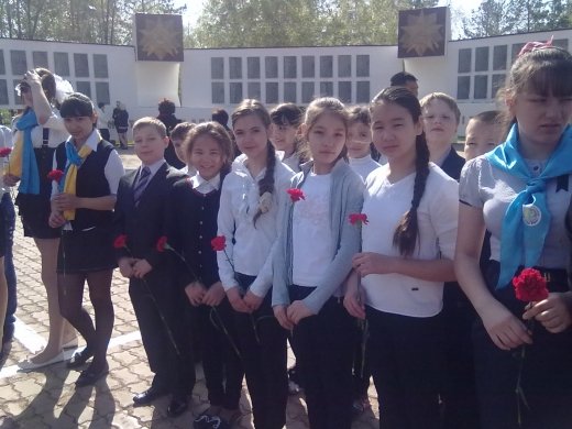8 мая  по традиции  ученики   начальных  классов и 5-6 классы  возложили цветы  к  памятнику   Победы.