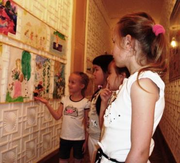 В детском саду открылась выставка рисунков совместного творчества детей, педагогов и родителей .