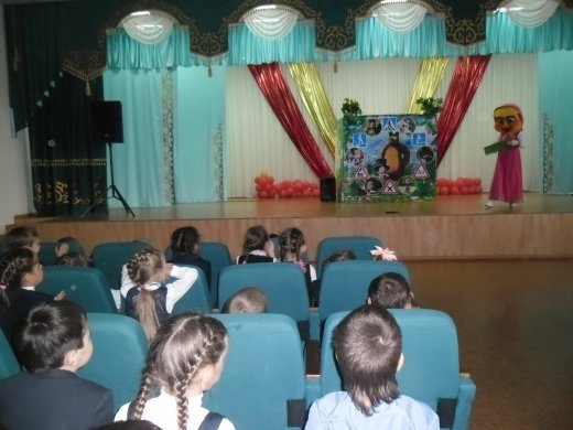 17 сентября в школе-лицее №16 Павлодарский театр ростовых кукол «Страна чудес» поставили  учебно-игровую программу Сказку по изучению ПДД  для учащихся школы.