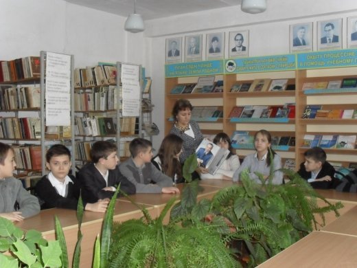 Классный час, посвященный Дню Первого Президента прошел для ребят из 6 «В» в школьной библиотеке   в форме обзора - беседы под названием «Сильный лидер- успешное государство».