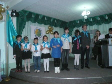 Принятие учеников  в ряды « Жас-Улан» и « Жас Кыран» прошло волнующе и торжественно.