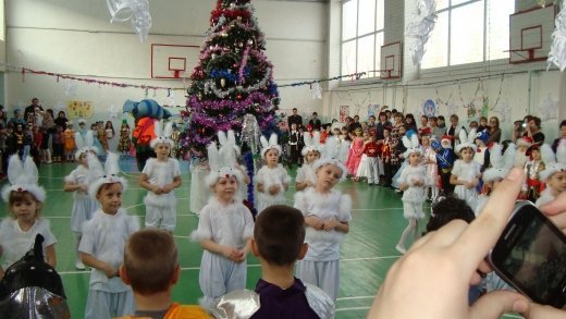 28 декабря 2013 года в СОШ№4 им. К. Макпалеева прошли новогодние елки.