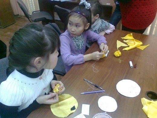 Ученики 2-х классов посетили Дворец школьников,  занимались в кружке «Умелые руки».  Из ткани сделали цыпленка. Дети работали с увлечением.