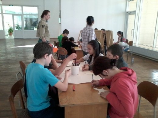 27 марта в 10.00 учащиеся 5 В класса вместе со старшей вожатой Акимбаевой Т.Е. приняли участие в эстетическом мероприятии «Пленэр» во Дворце школьников, где они  создавали свои художественные творения.