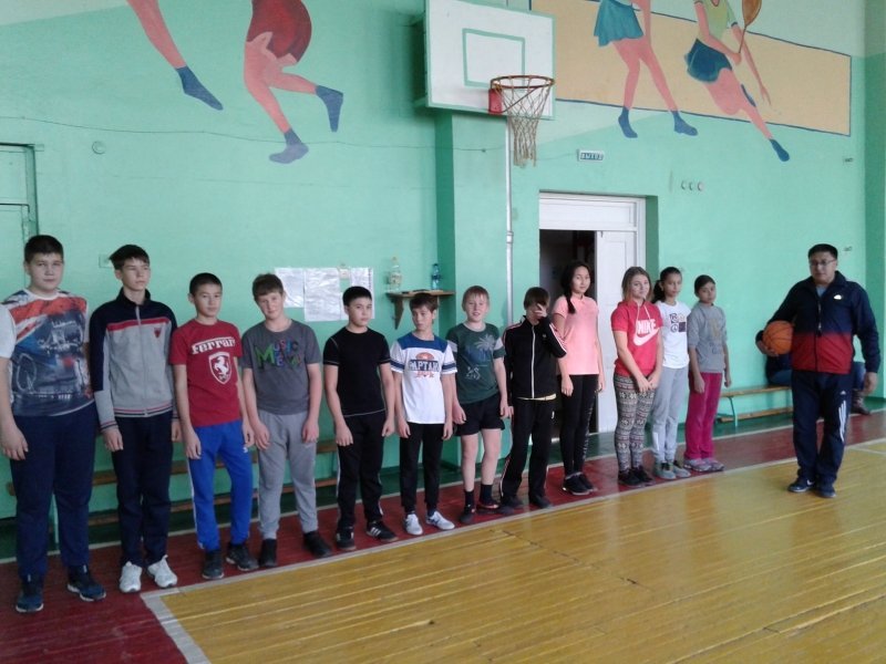 В период каникул в школьном спортзале проходят соревнования среди учащихся школы по волейболу, баскетболу, пионерболу.