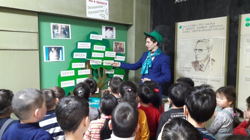 Экскурсия детей в экологический музей школы