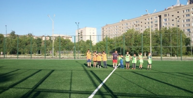 Новое мини-футбольное поле на площадке школы