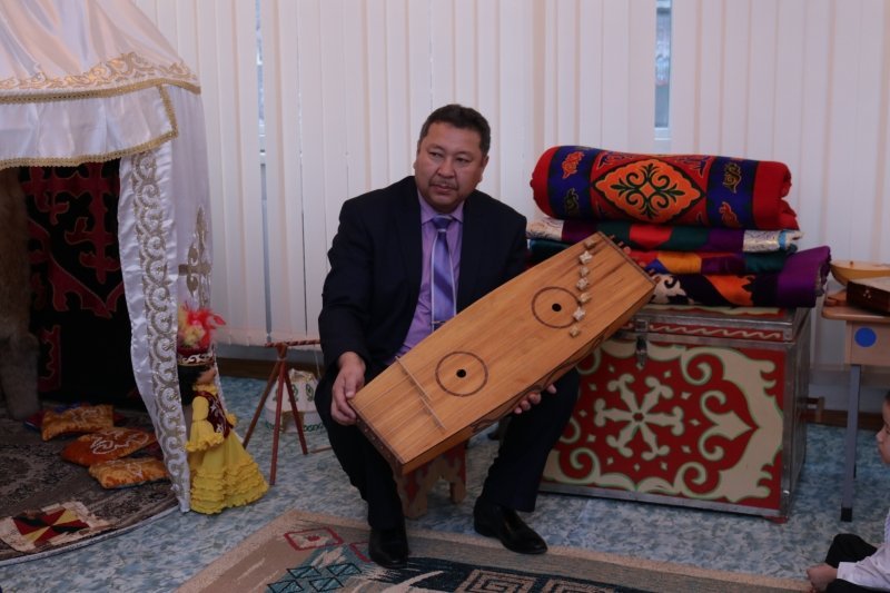 Қазақтың ұлттық музыкалық аспаптарымен таныстыру.