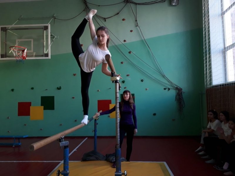 9 декабря  в СОШ  42  прошли традиционные соревнования  по гимнастике, посвященные Дню Независимости РК.