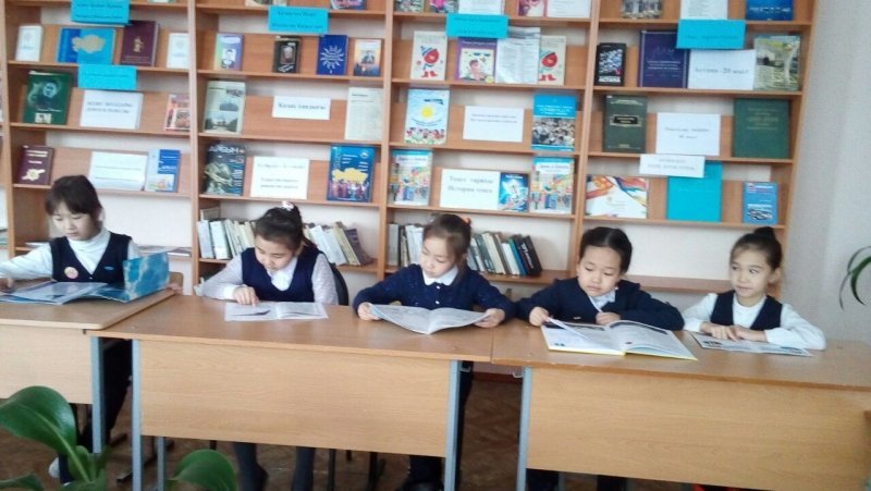 В библиотеке школы №7 была оформлена выставка «Павлодар өңіріне -80 жыл»