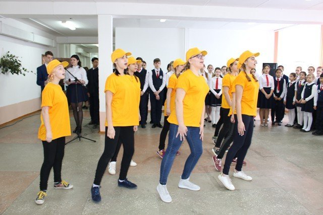 Павлодарские школьники спели депутатам о контейнерах для раздельного мусора