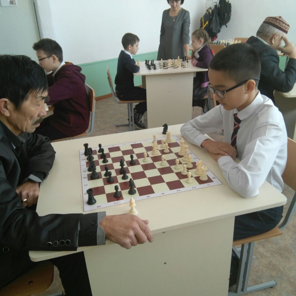 Ветераны встретились со школьниками на турнире по шахматам
