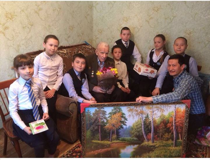 13 марта ученики 4г класса, классный руководитель Гильц Е.М. совместно с представителями клуба Добряков посетили ветерана войны Журавлёва Виктора Фёдоровича.
