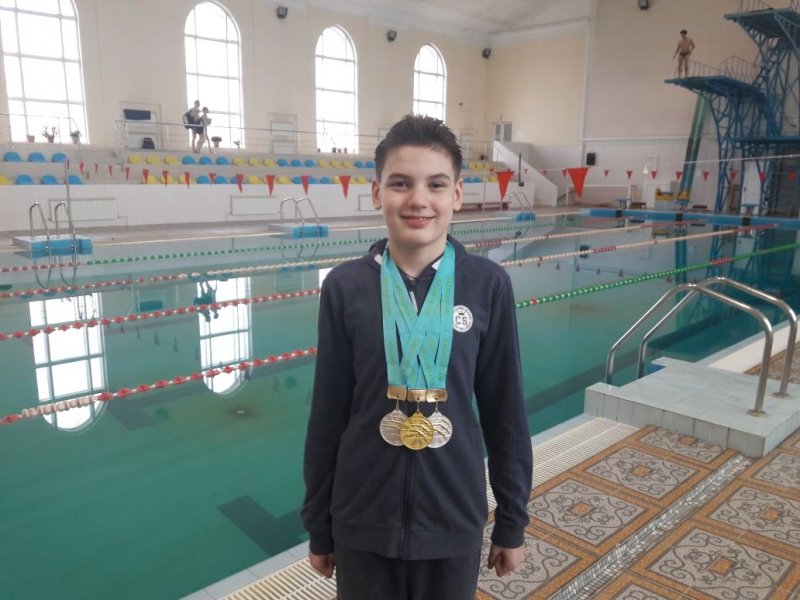Юный чемпион по плаванию