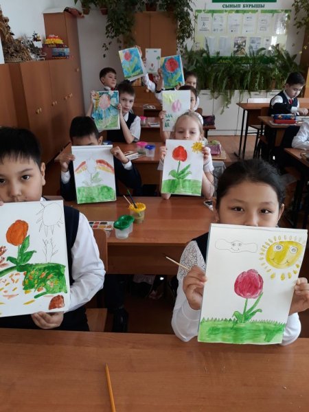 Весенние цветы нарисовали ученики 2 Г класса