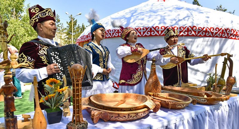 Казахстан отмечает Национальный день домбры