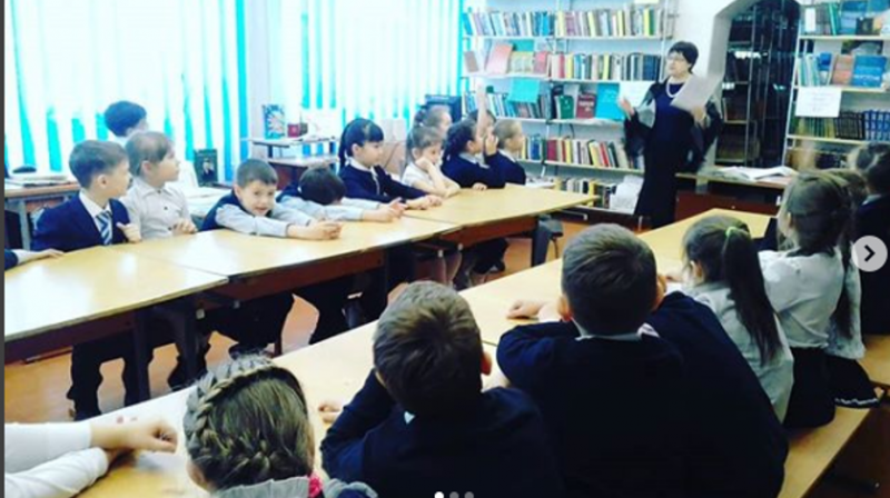 Сегодня учащиеся 1Б класса посетили первый раз школьную библиотеку. Ольга Викторовна, библиотекарь, познакомила ребят с правилами работы в библиотеке. Ребята взяли домой книги для чтения.