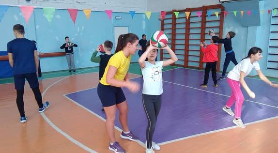 Старшеклассники помогли учащимся освоить навыки волейбола