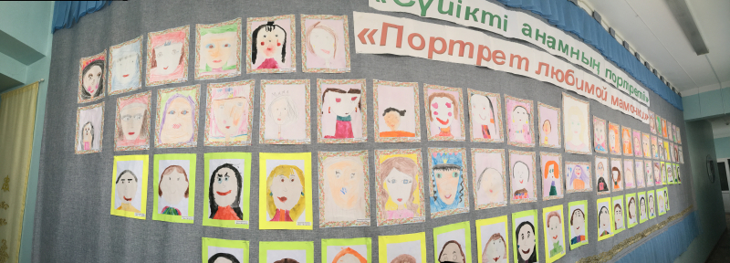 Выставка детских рисунков «Портрет любимой мамочки»