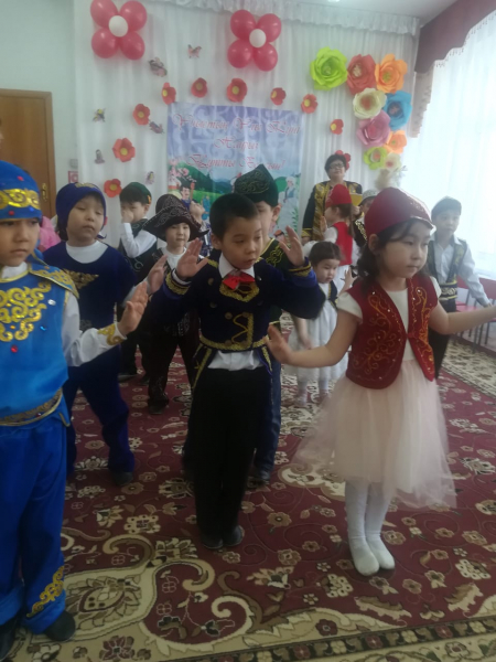 Дети танцуют народный танец Кара жорга