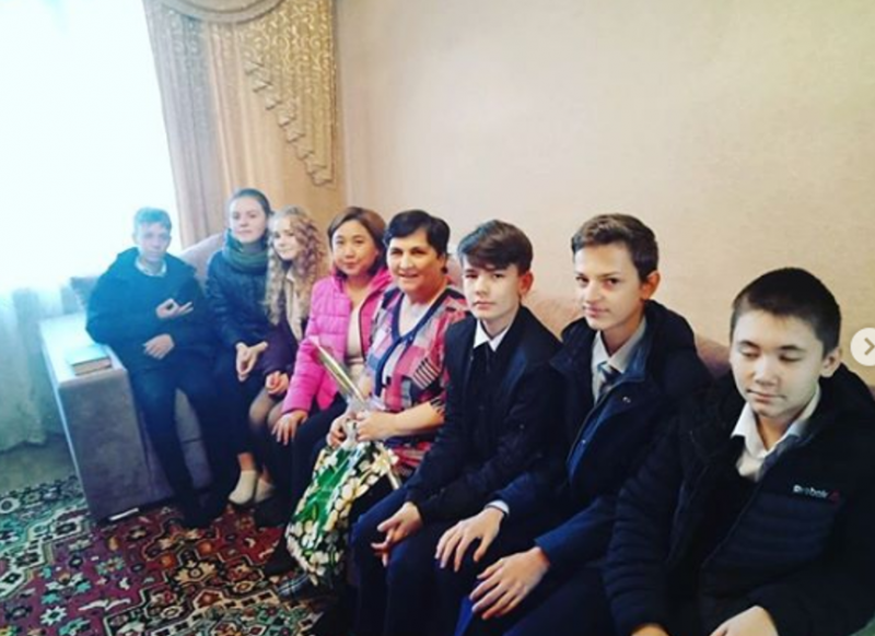 Учащиеся 8в класса поздравили с Днём пожилого человека и с Днём учителя Дзюбенко Нину Фёдоровну.
