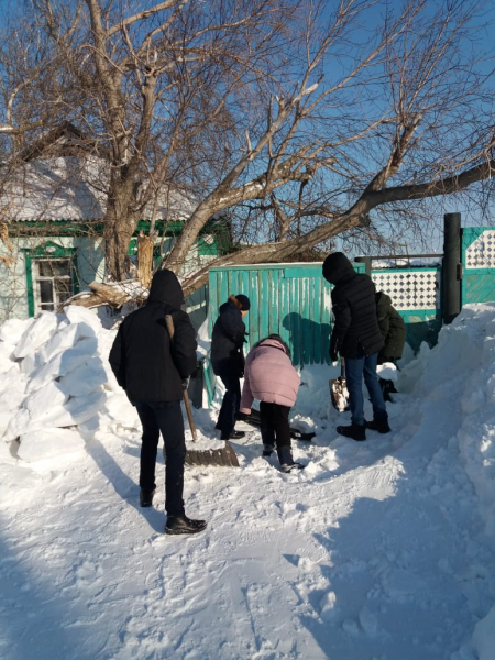 В рамках года волонтеров учащиеся страших классов СОШ № 31 оказали помощь в уборке снега пенсионерке Глазковой Екатерине