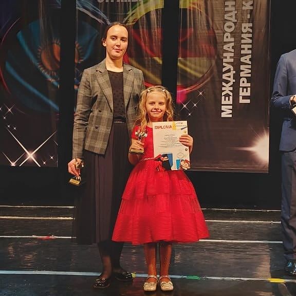 Мельникова Доминика ученица 1г класса заняла 2 место в III Международном конкурс-фестивале 