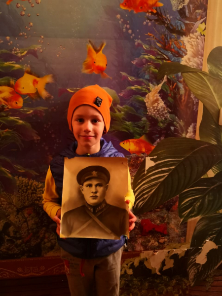 Смелов Данил с фотографией прадеда Футорной Николай Сафронович, НКВД похоронен в  Крыму в Братской могиле.