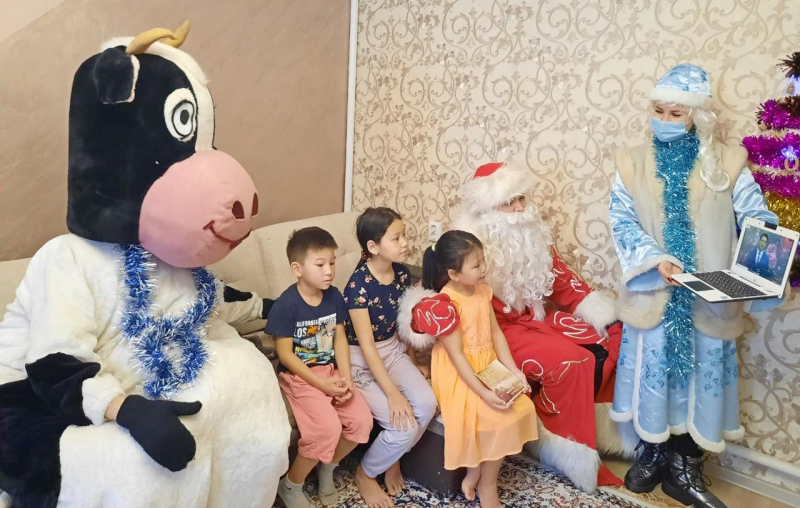 150 павлодарских детей получили новогодние подарки от имени акима города Павлодара