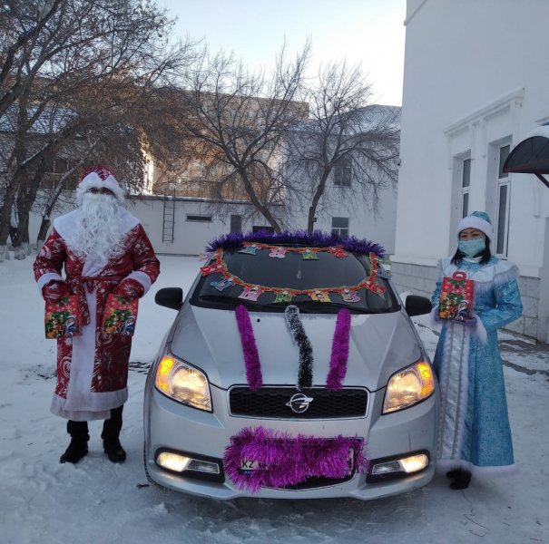 26 декабря учащимся Дед Мороз и Снегурочка вручили  новогодние подарки и видеопоздравление от акима города Павлодара