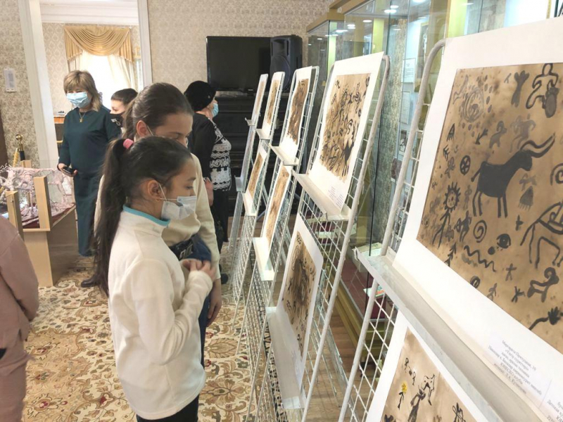Работы юных художников по петроглифам в музее Бухар Жырау