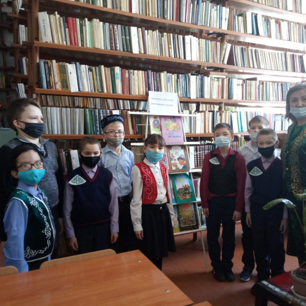 Библиотекой школы 15 была оформлена книжная выставка 'Бабушкины сказки