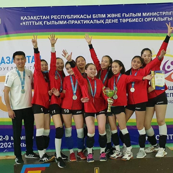 Серебряные призеры по волейболу «Шұбар доп» Национальной школьной лиги