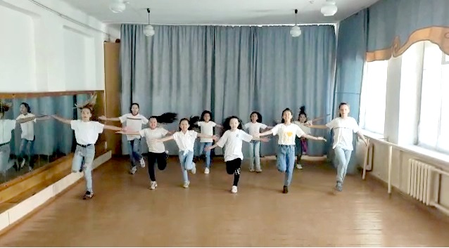 Современные танцы в исполнении школьников