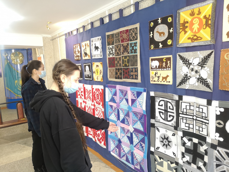 Выставка творческих работ юных художников