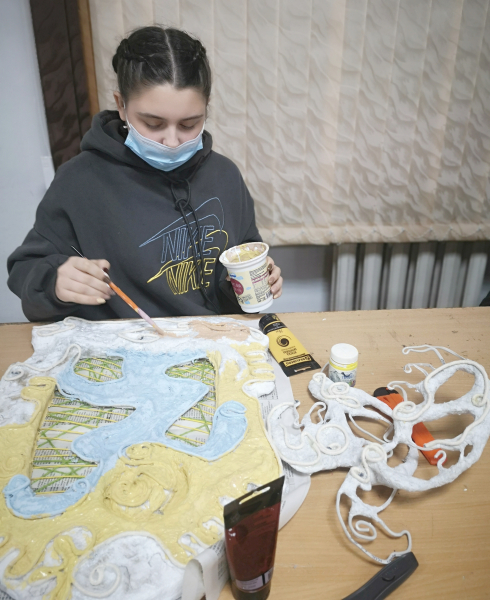 Работы юных художников в итоговой выставке конкурса в Волгограде