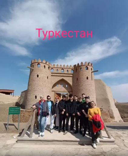 На весенних каникулах группа ребят 8-9 классов посетили Туркестан.