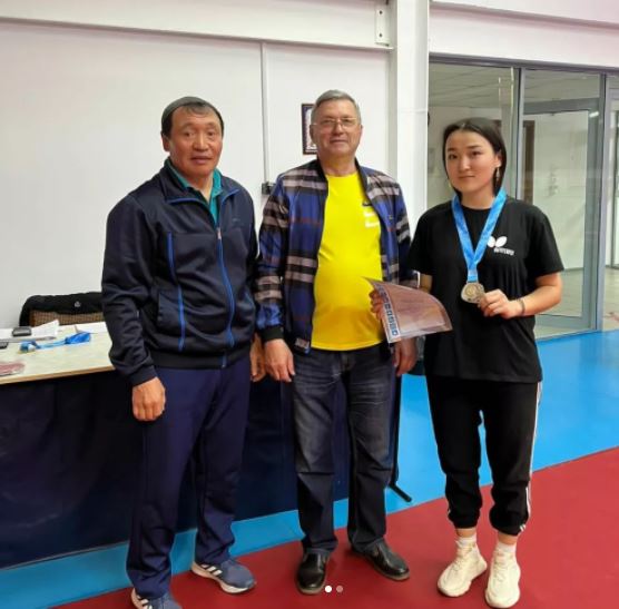 Поздравляем учителя казахского языка Казканову А.Е , занявшую 2 место в теннисном турнире.