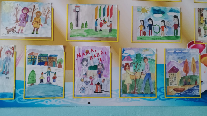 Мектеп оқушылары «Ана, әке, мен» тақырыбында сурет көрмесін дайындады./Учащиеся школы выполнили рисунки на тему: 