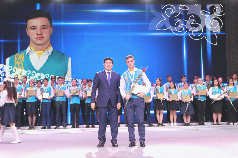 Аким области наградил медалями одаренных школьников