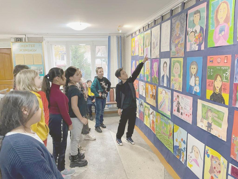 Выставка работ юных художников ко Дню Республики