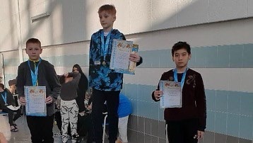В рамках празднования Дня Независимости Республики Казахстан в бассейне «Иртыш-Олимпик» проходили областные соревнования по плаванию